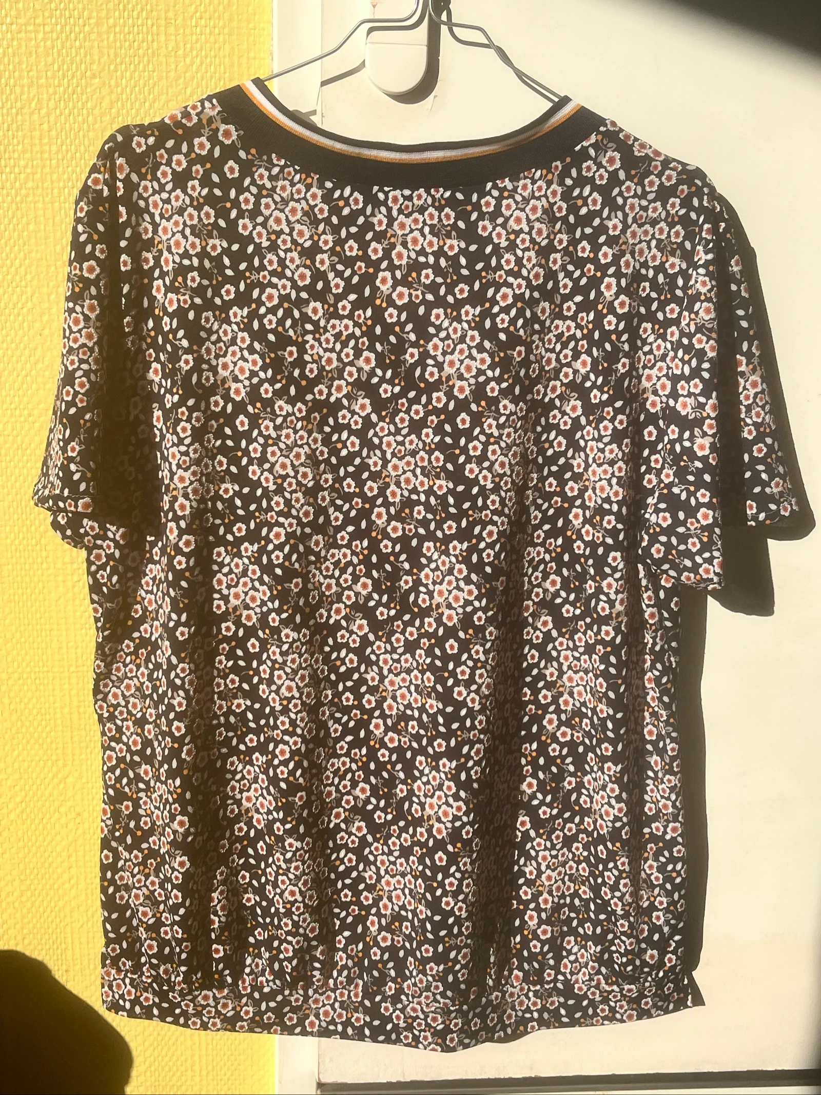 Camiseta floreada azul marino estilo corazón oculto – photo 6